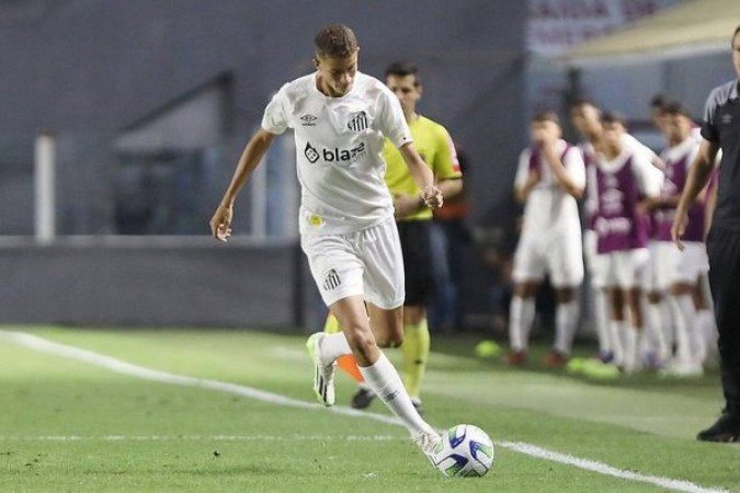 VINÍCIUS LIRA – Com as ausências de Escobar e Souza, o garoto, que teve a opção de entrar no jogo, começou inseguro, mas foi se soltando e quase fez um gol ao infiltrar no ataque no fim do primeiro tempo. NOTA 6,0. Foto:  Pedro Ernesto Guerra Azevedo/Santos FC