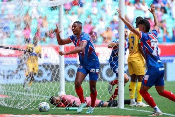 Zagueiro Kanu festeja um dos seus dois gols no triunfo diante do Colo-Colo neste domingo, pelo Estadual - (crédito: Foto: Letícia Martins/EC Bahia) Zagueiro Kanu festeja um dos seus dois gols no triunfo diante do Colo-Colo neste domingo, pelo Estadual - (crédito: Foto: Letícia Martins/EC Bahia)