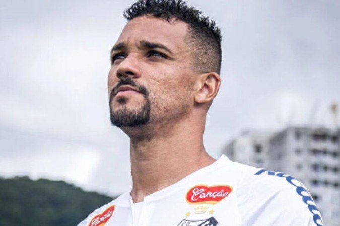 ZÉ IVALDO – Deu alguns espaços para Pablo Dyego na área e perdeu disputas diretas no primeiro tempo. No segundo tempo, ficou um pouco mais seguro nas antecipações, mas seguiu falhando em cruzamentos. NOTA 5,5. Foto:  Divulgação Santos 