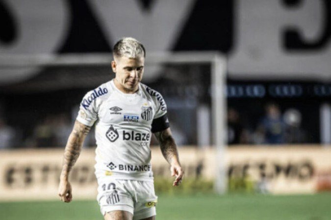 SOLTEDO - Jogou pela direita do ataque. Mas começou de forma bem mais tímida e menos incisiva do que todos conhecem. Foi se soltando, mas sem fazer a diferença. Saiu no intervalo NOTA 6,0. Foto: Raul Baretta/Santos FC