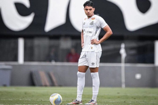 LUCCA MEIRELLES - Entrou no lugar de Tiquinho e foi tão inoperante no ataque quanto o titular. E o pior: foi ajudar a defesa e fez uma falta que gerou um dos lances mais perigosos do Novorizontino no jogo. NOTA 4,0. Foto: Reprodução/Instagram