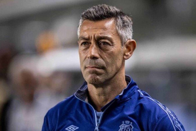 Pedro Caixinha observa o Santos - (crédito: Raul Baretta/ Santos FC) Pedro Caixinha observa o Santos - (crédito: Raul Baretta/ Santos FC)