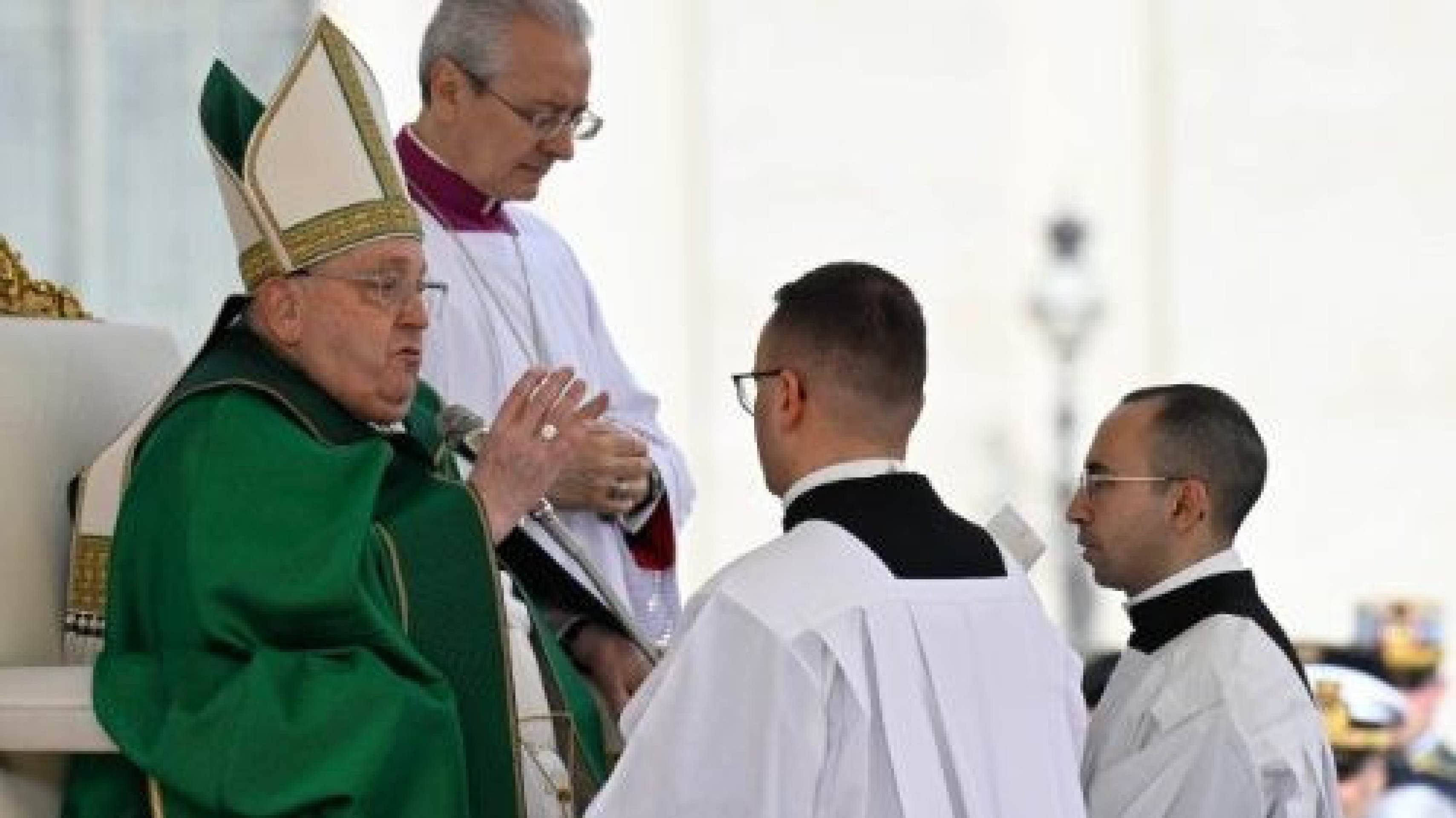 Com bronquite, Papa Francisco interrompe homilia e pede desculpas