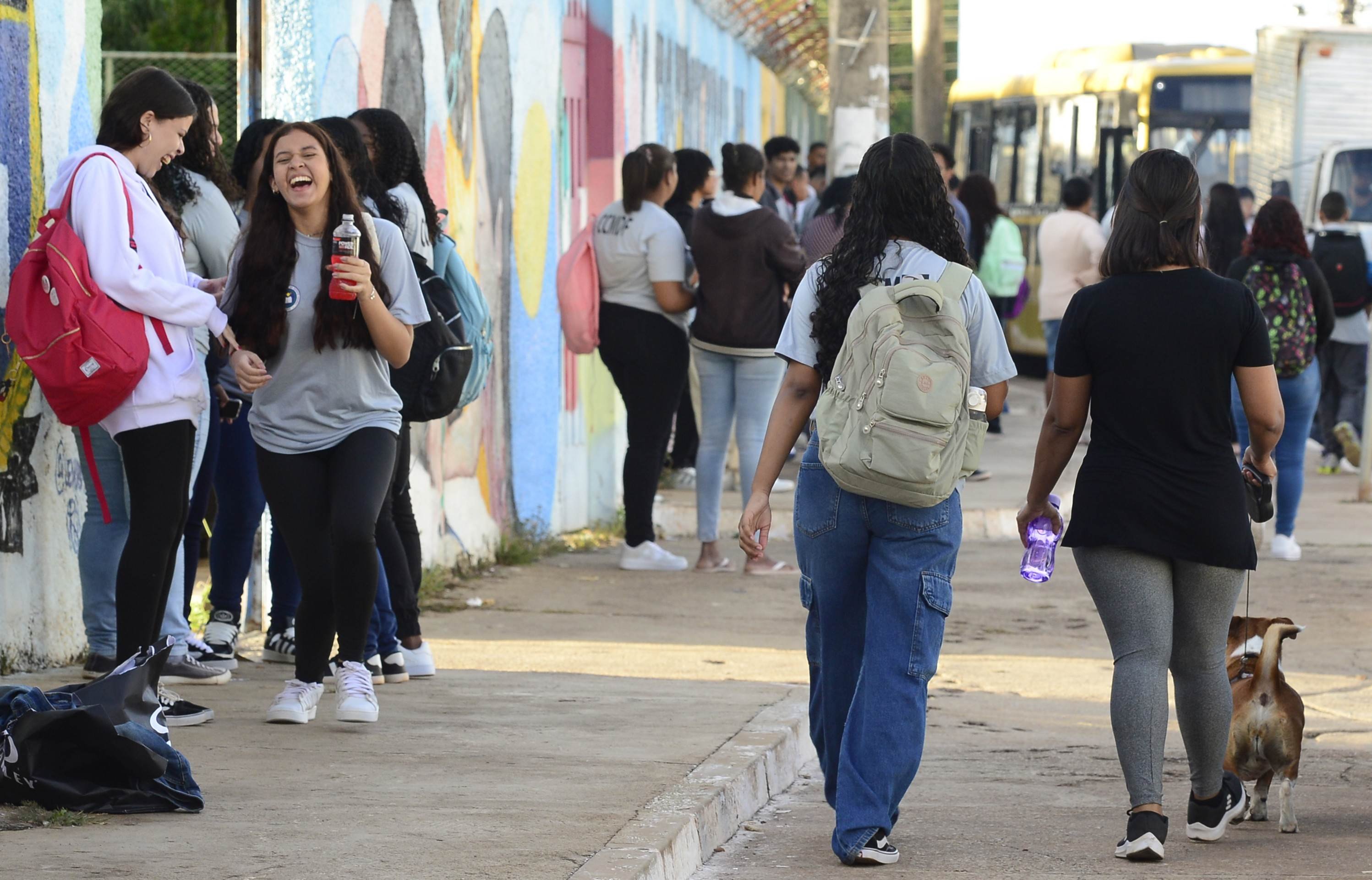 Cerca de 470 mil alunos voltaram às aulas ontem na rede pública. SEEDF diz que vai cobrar o cumprimento da lei