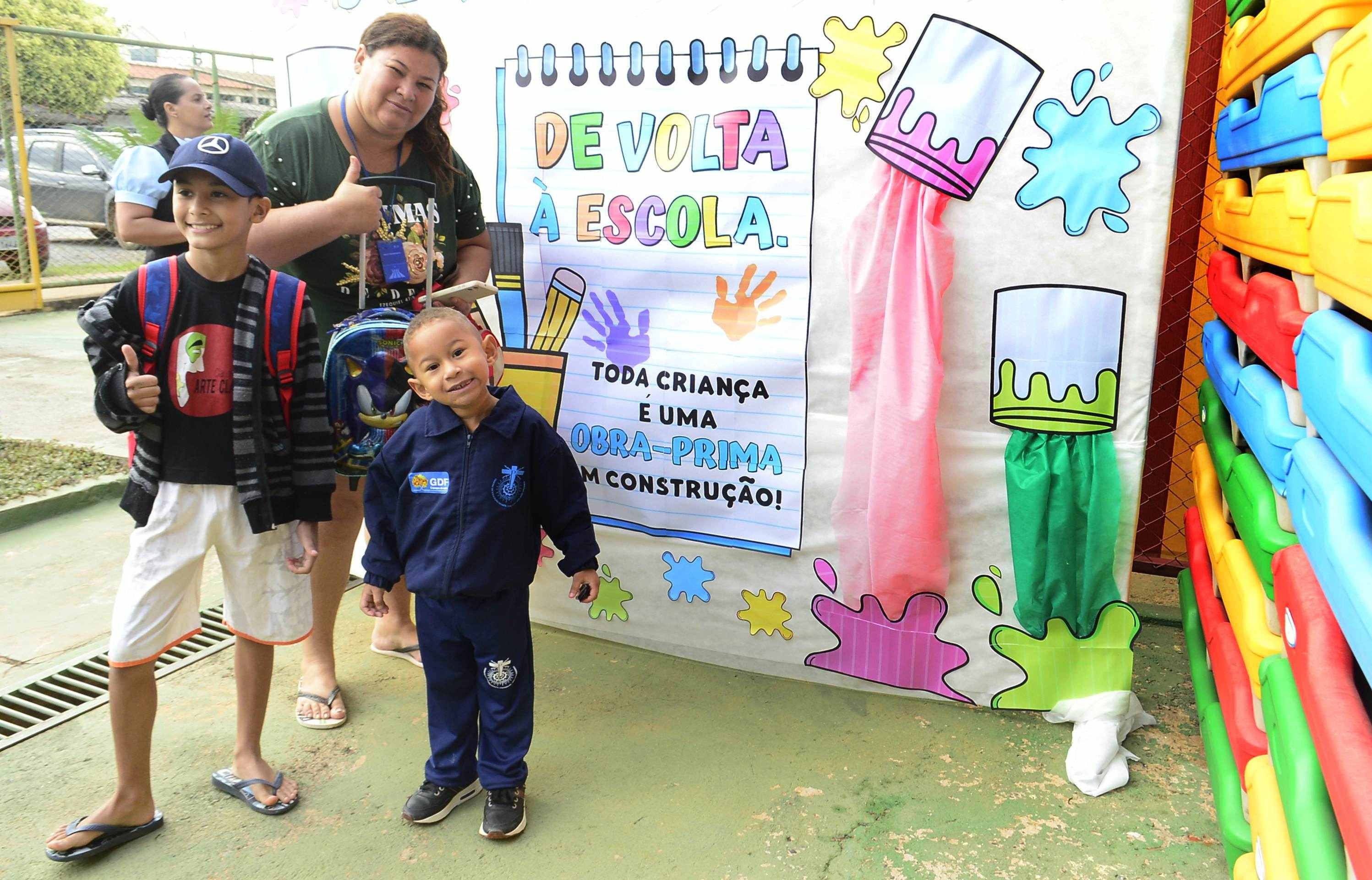 Rafael (D) chegou animado para a mudança de seu cotidiano e o da sua mãe