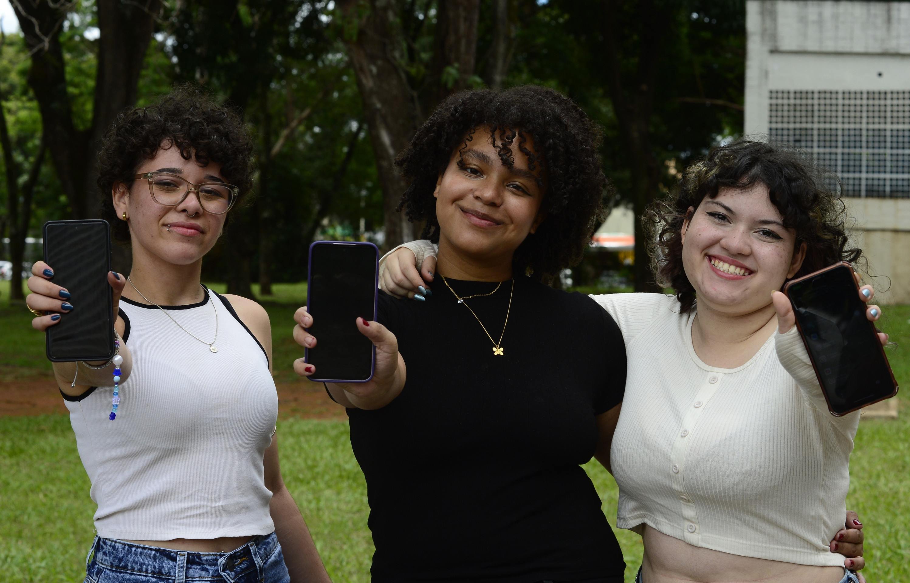 Lara Beatriz Almeida, Maria Eduarda Silva e Sofia Ferreira: celular somente fora da escola
