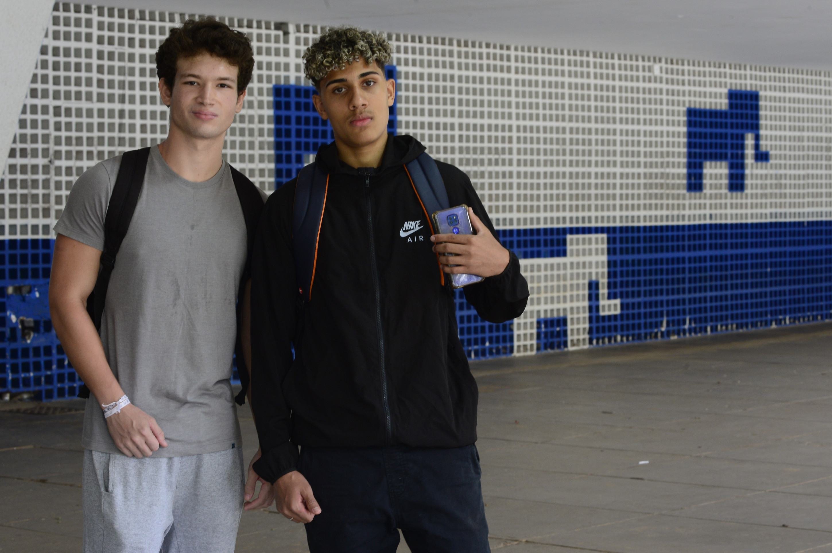 João Gabriel e Caio Ribeiro (direita): sem fiscalização no primeiro dia de aulas