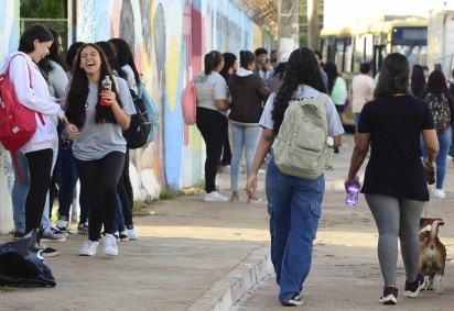 Cerca de 470 mil alunos voltaram às aulas ontem na rede pública. SEEDF diz que vai cobrar o cumprimento da lei -  (crédito:  Marcelo Ferreira/CB/D.A Press)