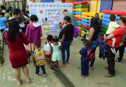 O clima na escola CEI Disdascalho São José Operário era de muita emoção e felicidade na hora da entrada  -  (crédito:  Marcelo Ferreira/CB/D.A Press)