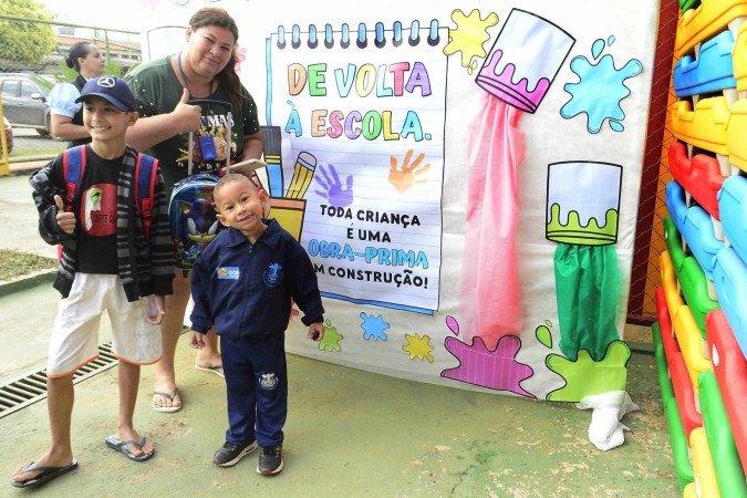 Rafael (D) chegou animado para a mudança de seu cotidiano e o da sua mãe