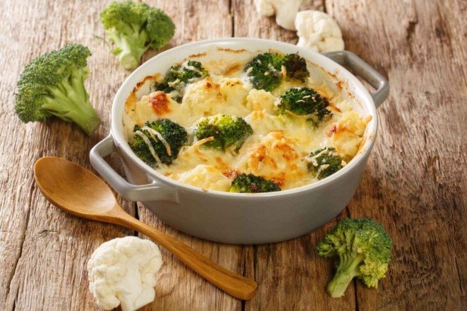 Brócolis e couve-flor gratinados com queijo (Imagem: AS Foodstudio | Shutterstock) - (crédito: EdiCase) Brócolis e couve-flor gratinados com queijo (Imagem: AS Foodstudio | Shutterstock) - (crédito: EdiCase)