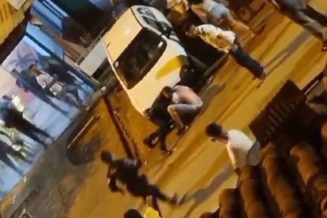 Testemunhas gravaram momento em que autor tenta tomar arma de PM - (crédito: Material cedido ao Correio) Testemunhas gravaram momento em que autor tenta tomar arma de PM - (crédito: Material cedido ao Correio)