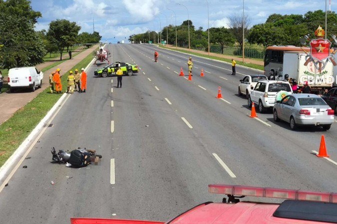 Durante a ocorrência, três faixas precisaram ser interditadas. A área ficou sob a responsabilidade do Departamento de Trânsito do Distrito Federal (Detran-DF) - (crédito: CBMDF/Divulgação) Durante a ocorrência, três faixas precisaram ser interditadas. A área ficou sob a responsabilidade do Departamento de Trânsito do Distrito Federal (Detran-DF) - (crédito: CBMDF/Divulgação)