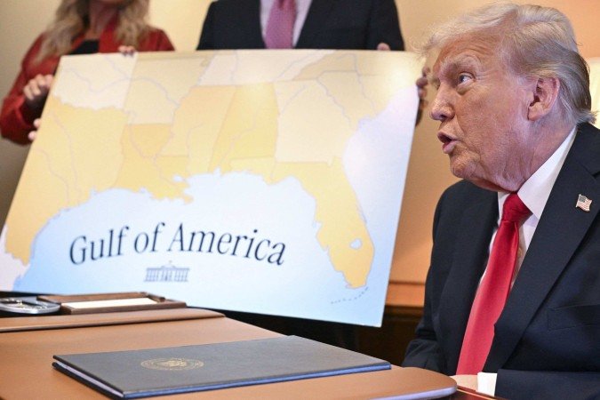 O presidente dos EUA, Donald Trump, fala à imprensa depois de uma proclamação renomeando o Golfo do México como Golfo da América - (crédito: ROBERTO SCHMIDT / AFP) O presidente dos EUA, Donald Trump, fala à imprensa depois de uma proclamação renomeando o Golfo do México como Golfo da América - (crédito: ROBERTO SCHMIDT / AFP)