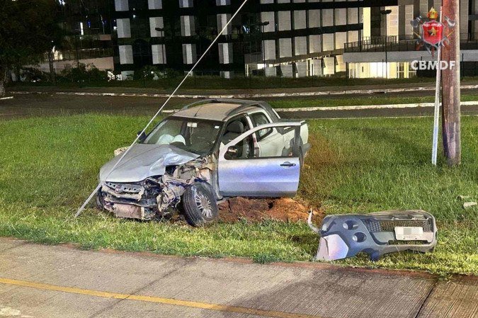Após bater em poste de alta tensão, motorista têm corte na cabeça - (crédito: CBMDF/Divulgação) Após bater em poste de alta tensão, motorista têm corte na cabeça - (crédito: CBMDF/Divulgação)