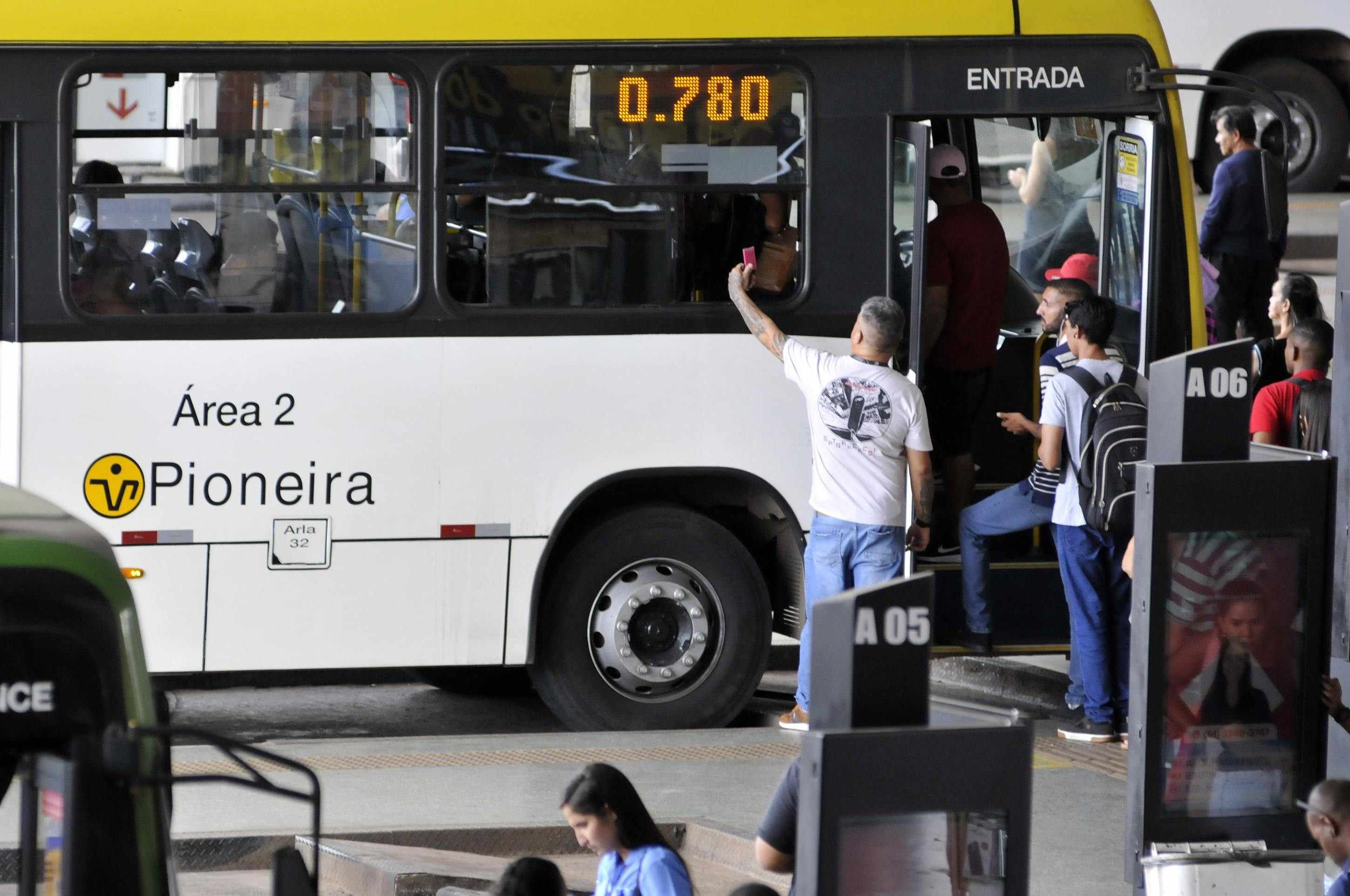 Ônibus passa por quebra-molas apagado e impacto fere cinco passageiros Ônibus passa por quebra-molas apagado e impacto fere cinco passageiros