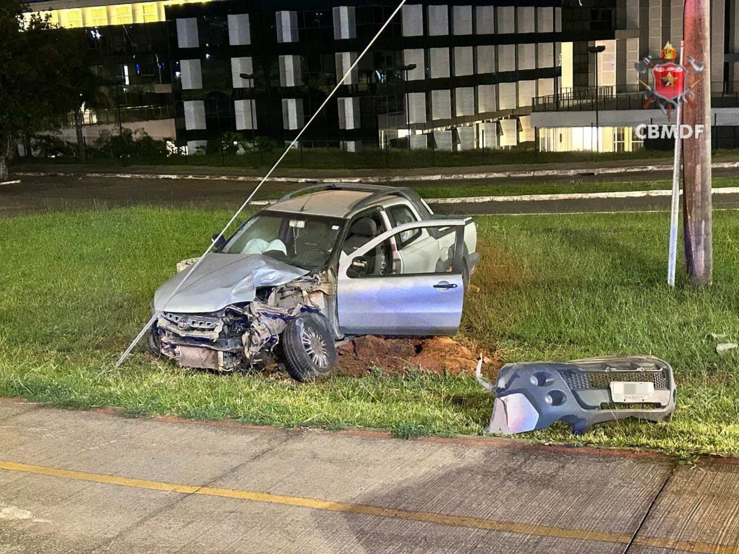 Motorista bate em poste de alta tensão e sofre corte grave na cabeça