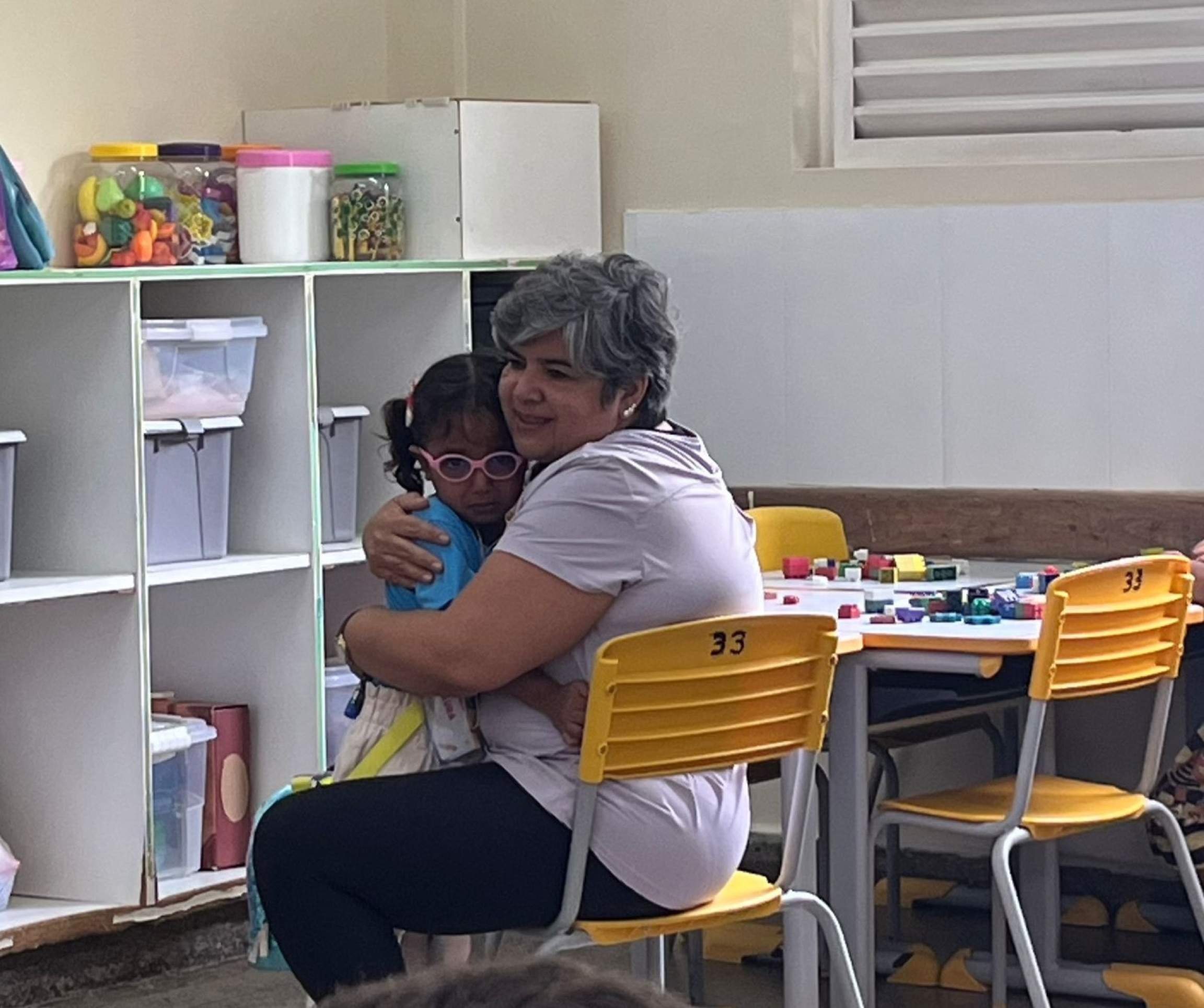 Laura, que caiu no choro ao ser deixada na escola, recebeu o aconchego da professora