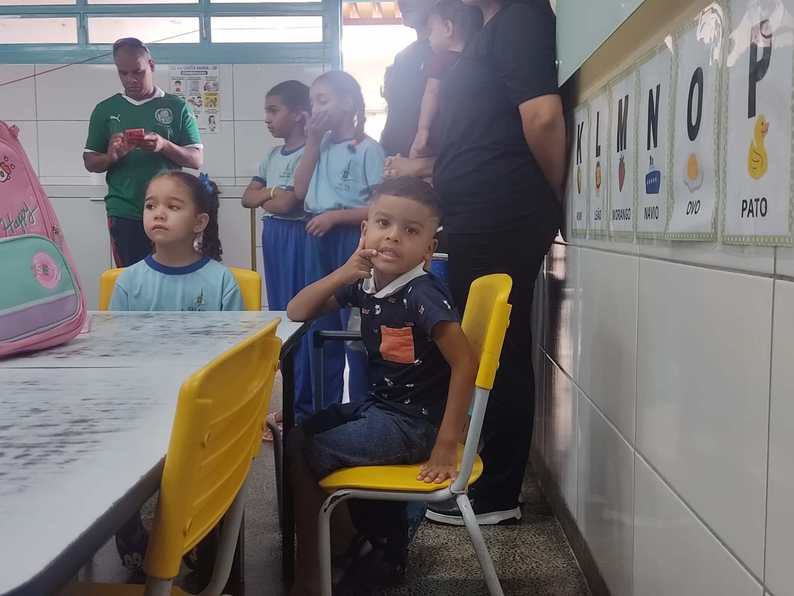 Noah dentro da sua sala conhecendo a professora