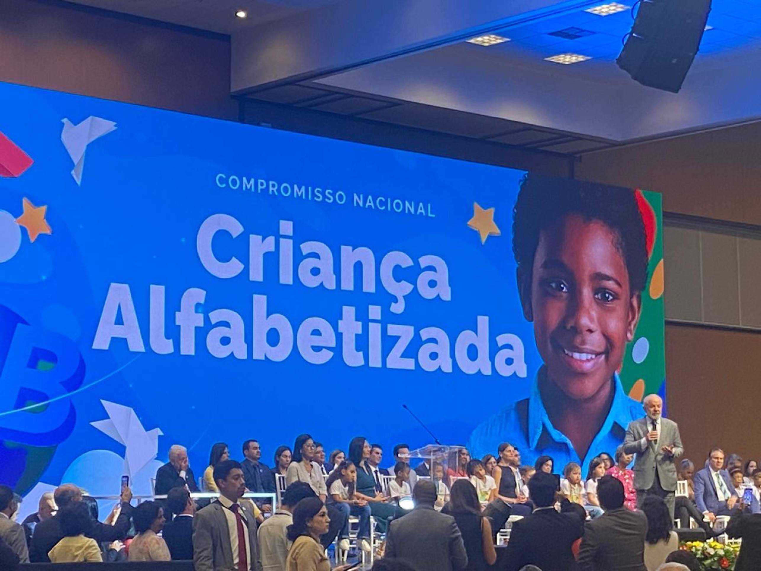Lula premia 4,1 mil cidades com o Selo Compromisso com a Alfabetização 