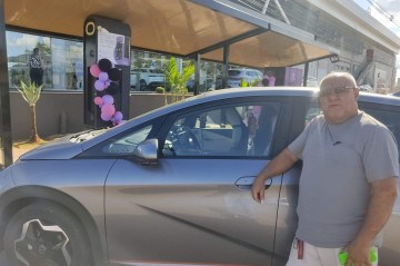 Anderson Sampaio, 51 anos, trocou o tradicional carro a combustão pelo carro elétrico no começo deste ano e está satisfeito com a mudança -  (crédito: Foto: Luiz Fellipe Alves/CB/D.A Press)