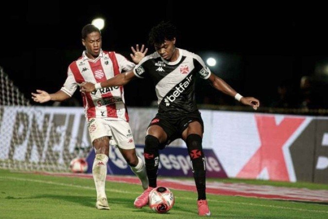 GB em ação contra o Bangu, pelo Carioca-2025; jogador fica no Vasco - (crédito: Foto: Matheus Lima/Vasco) GB em ação contra o Bangu, pelo Carioca-2025; jogador fica no Vasco - (crédito: Foto: Matheus Lima/Vasco)