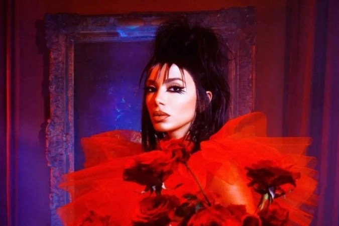 A dualidade de Anitta no videoclipe de ‘Romeo’ - (crédito: TMJBrazil) A dualidade de Anitta no videoclipe de ‘Romeo’ - (crédito: TMJBrazil)