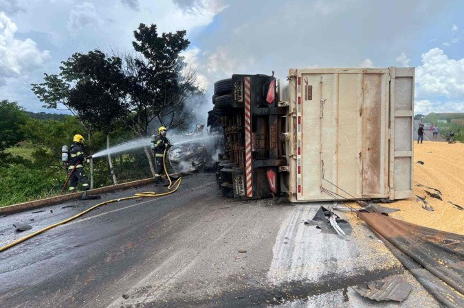 Acidente entre três caminhões e carro deixa um morto e cinco feridos