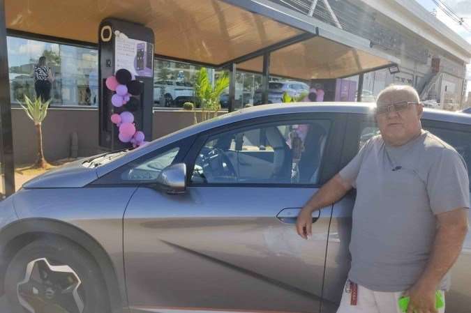 Anderson Sampaio, 51 anos, trocou o tradicional carro a combustão pelo carro elétrico no começo deste ano e está satisfeito com a mudança - (crédito: Foto: Luiz Fellipe Alves/CB/D.A Press) Anderson Sampaio, 51 anos, trocou o tradicional carro a combustão pelo carro elétrico no começo deste ano e está satisfeito com a mudança - (crédito: Foto: Luiz Fellipe Alves/CB/D.A Press)
