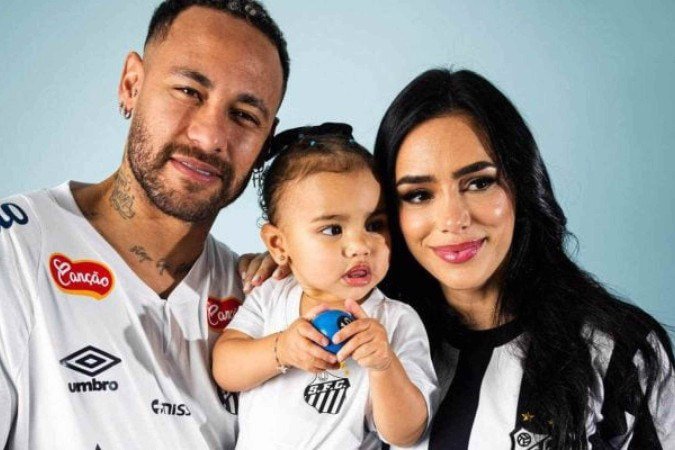 Neymar, Mavie e Bruna, todos com a camisa do Santos - (crédito: Foto: Divulgação/Santos) Neymar, Mavie e Bruna, todos com a camisa do Santos - (crédito: Foto: Divulgação/Santos)