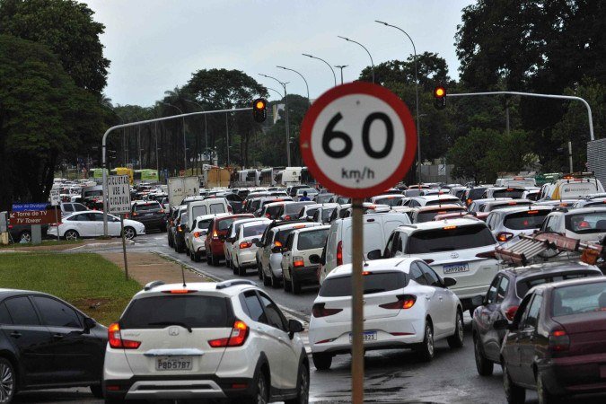  11/02/2025. Crédito: Minervino Júnior/CB/D.A Press. Brasil.  Brasilia - DF. Engarrafamento próximo ao Centro de Convenções aonde acontece o encontro de prefeitos. Trânsito próximo a Torre de TV.