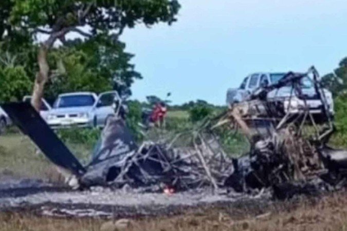 Segundo registros, o avião explodiu na queda - (crédito: Reprodução/redes sociais) Segundo registros, o avião explodiu na queda - (crédito: Reprodução/redes sociais)