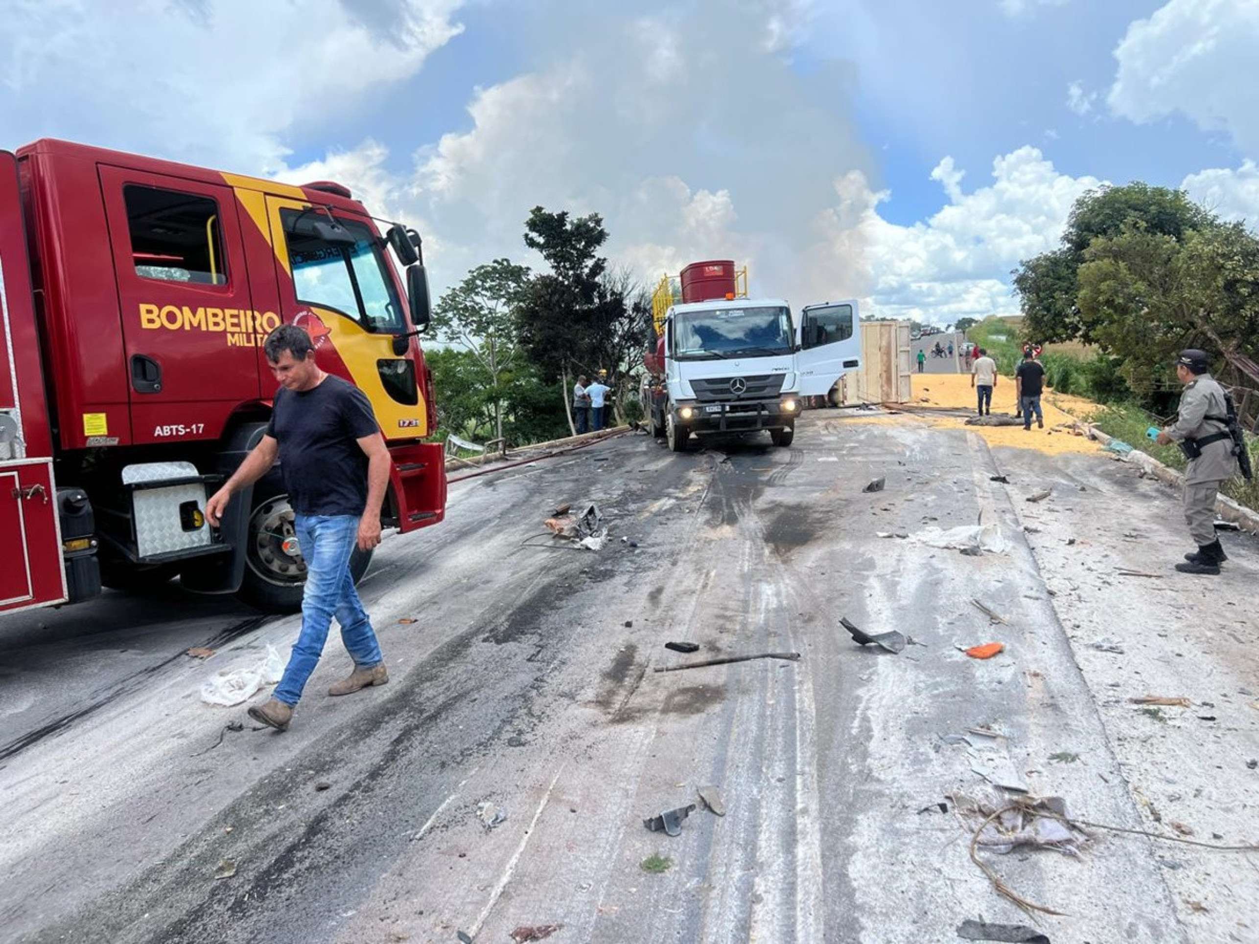 Acidente em acidente de trânsito na GO-326, entre Claudinápolis e Anicuns, em Goiás