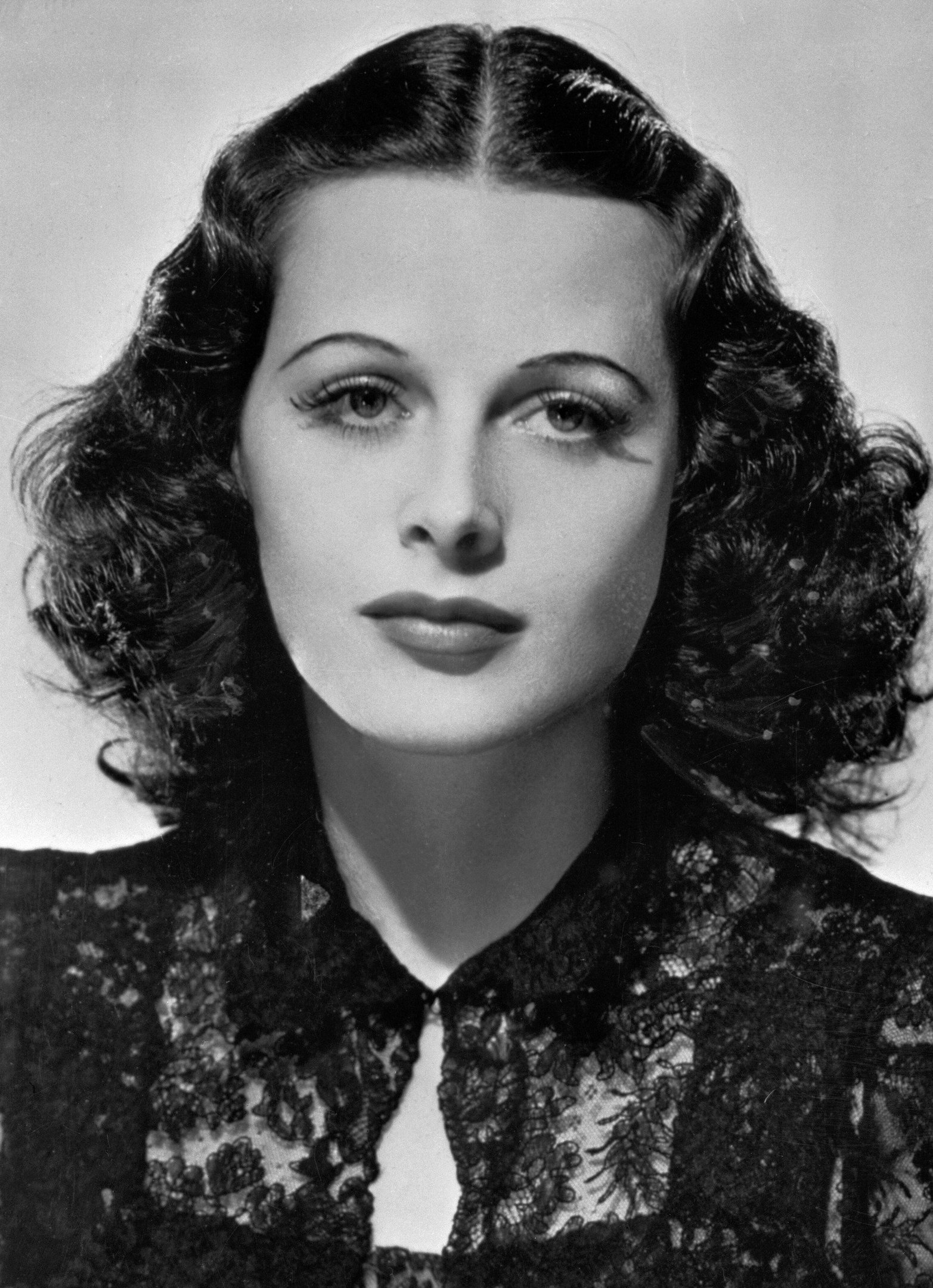 Hedy Lamarr foi uma atriz e inventora de origem austro-americana. Ela desenvolveu um sistema de comunicação para torpedos que atualmente serve como fundamento para tecnologias como Wi-Fi e Bluetooth