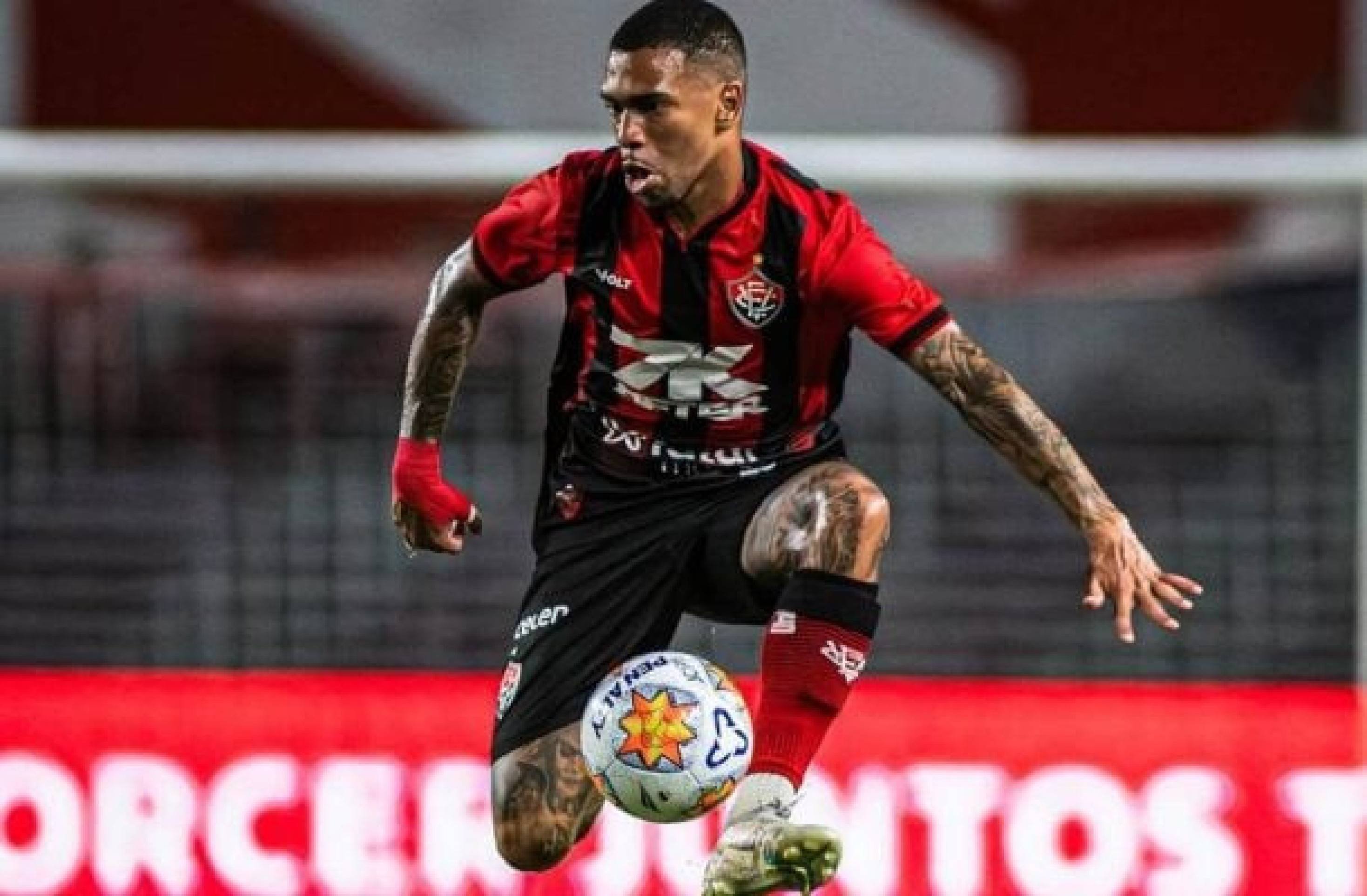 Lucas Esteves fica perto assinar com o Grêmio e já tem previsão de estreia