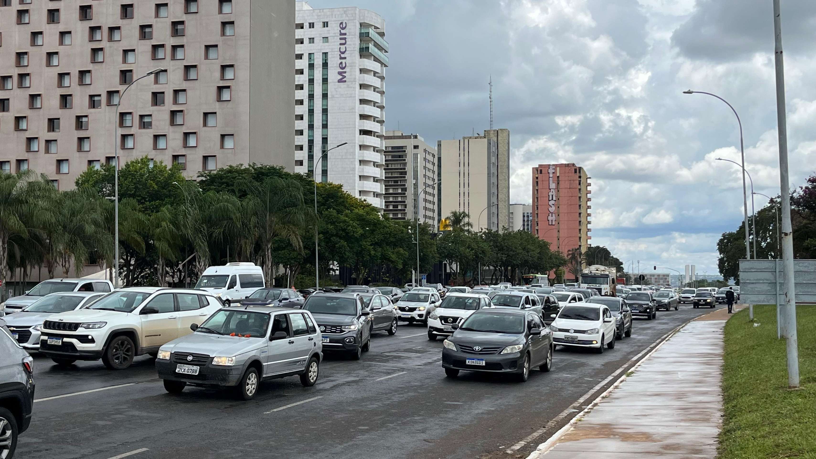 Engarrafamento no Eixo Monumental complica trânsito na região central
