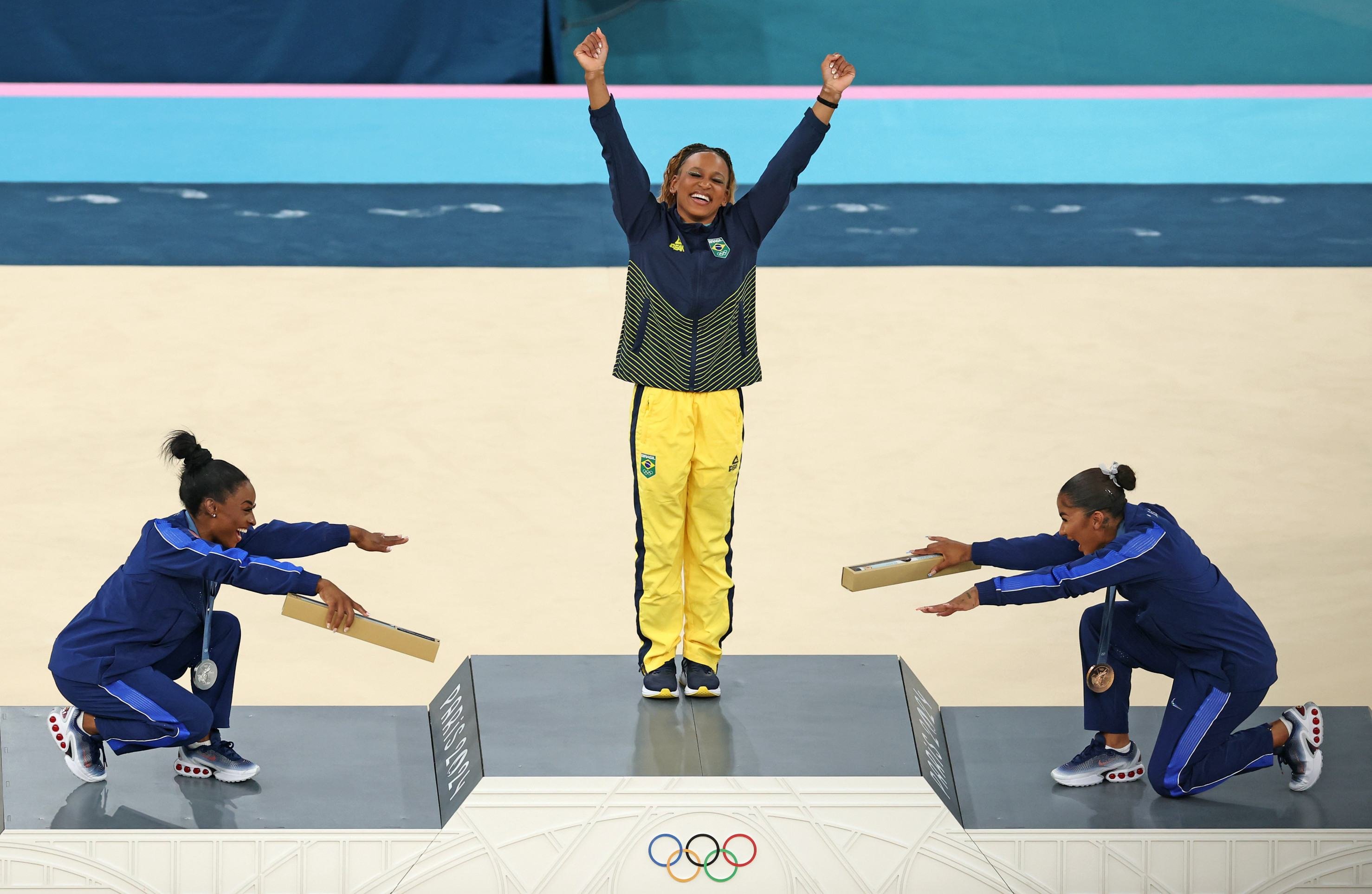 Rebeca Andrade se tornou a maior medalhista ol&iacute;mpica brasileira entre homens e mulheres e derrotou a americana Simone Biles em Paris 2024 