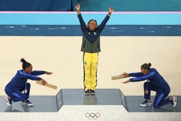 Rebeca Andrade tornou-se a maior medalhista olímpica brasileira entre homens e mulheres e derrotou a americana Simone Biles em Paris 2024 