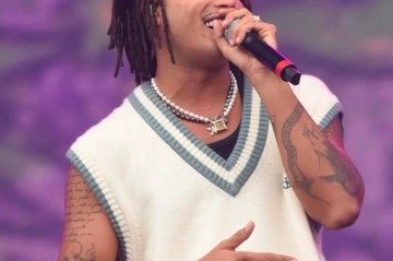 No Brasil, Matuê é um dos ícones 
que usa os acessórios de pérola