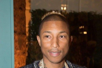 Pharrell Williams gosta de combinar mais de um colar, dando voltas de pérolas