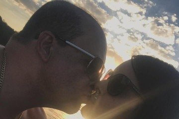 Governador Ibaneis e a primeira dama, Mayara Noronha, na praia, em momento de romance