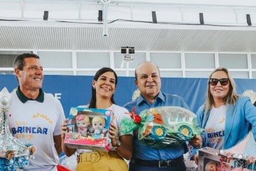 Ibaneis e Mayara distribuem brinquedos no Dia das Crianças
