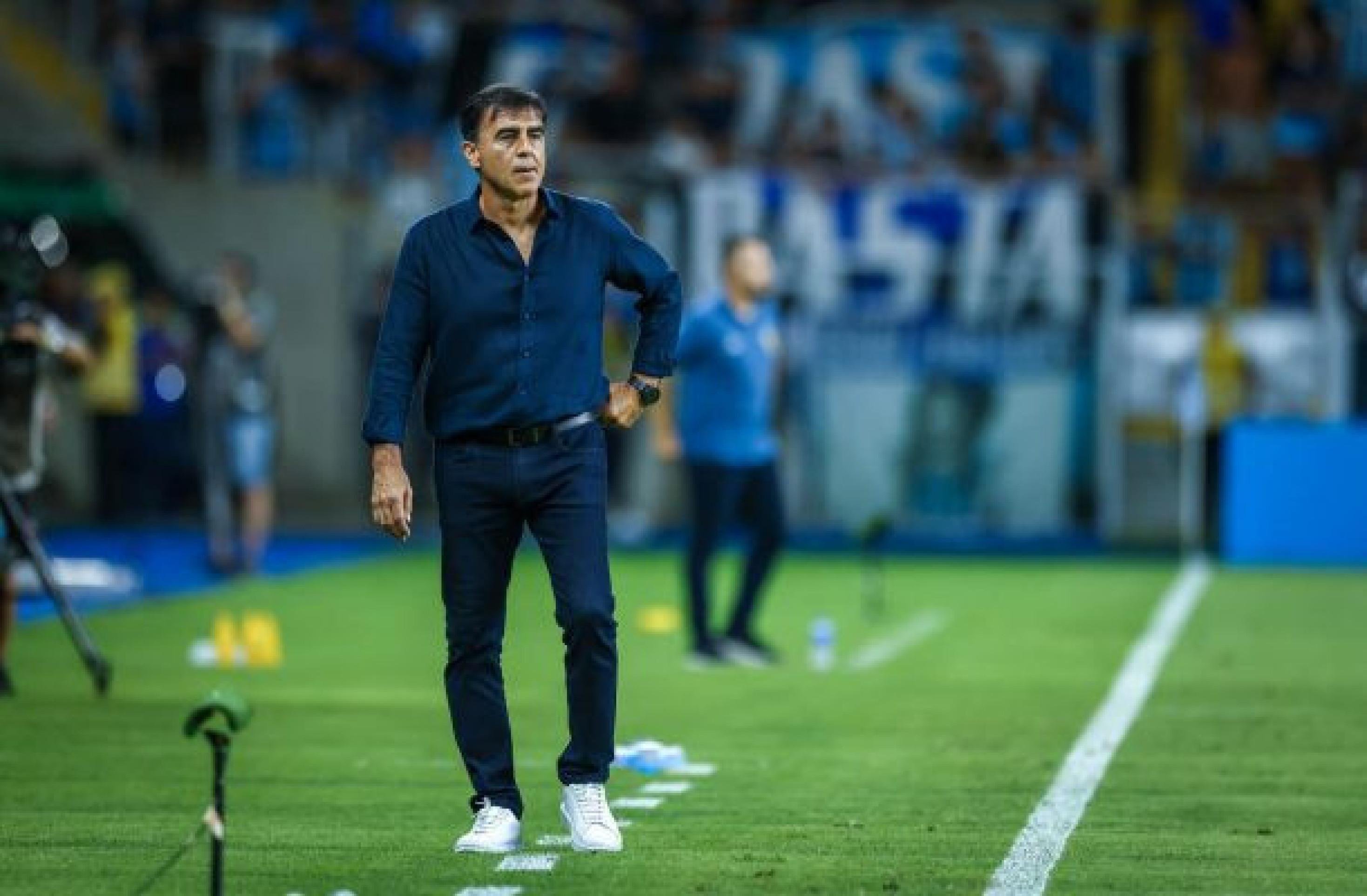 Quinteros cobra reforços na defesa do Grêmio: ‘Urgente’