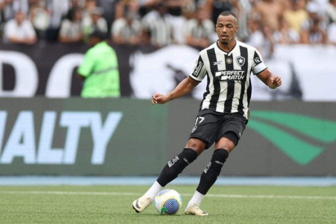 MARLON FREITAS - Responsável por fazer a transição da defesa pro ataque, arriscou muitas bolas longas - Foto: Vitor Silva / Botafogo
