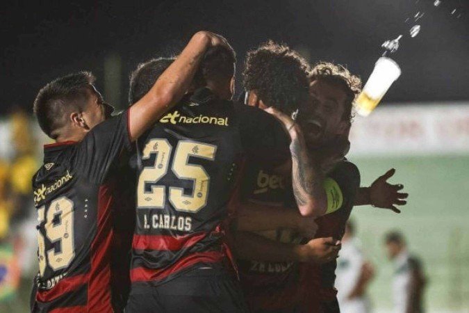 Jogadores do Sport comemoram gol da vitória sobre o Sousa, fora de casa - (crédito: Foto: Paulo Paiva / Sport) Jogadores do Sport comemoram gol da vitória sobre o Sousa, fora de casa - (crédito: Foto: Paulo Paiva / Sport)