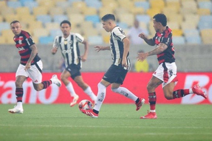 SAVARINO - Foi discreto. Foi quase uma peça nula no primeiro tempo e não conseguiu encontrar espaços para criar jogadas. NOTA: 5,0 - Foto: Vitor Silva / Botafogo
