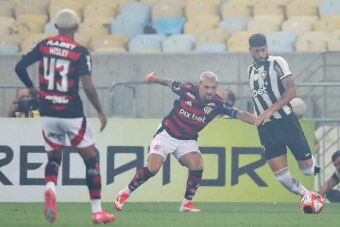 ALEXANDER BARBOZA - Xerife da defesa alvinegra. Teve uma atuação segura, mas ficou muito pilhado em alguns momentos. Após o apito final, protagonizou uma cena lamentável arrumando confusão com jogadores do Flamengo. NOTA: 5,0 - Foto: Vitor Silva / Botafogo