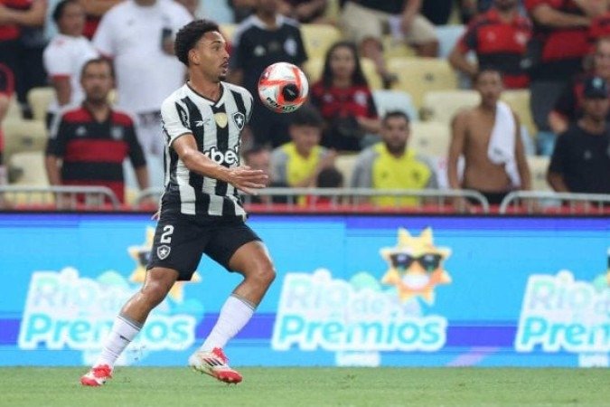 VITINHO - Inseguro. Flamengo explorou os espaços pelo seu lado e levou perigo. NOTA: 4,0 - Foto: Vitor Silva / Botafogo