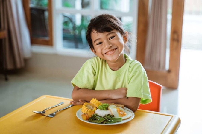 A alimentação equilibrada é essencial para o crescimento saudável (Imagem: Oakland Images | Shutterstock)  -  (crédito: EdiCase)