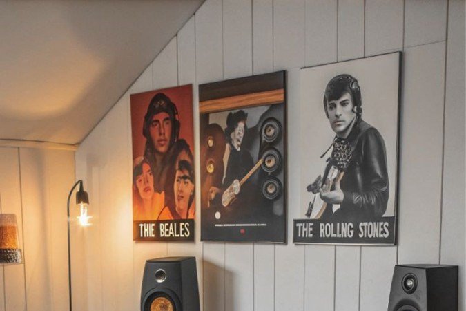 A combinação dos móveis de madeira com os itens decorativos somam nostalgia ao ambiente 